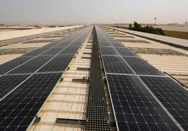ألواح شمسية مثبتة على سطح مبنى الإمارات للزجاج في مجمع دبي للاستثمار ، دبي ، الإمارات العربية المتحدة.
