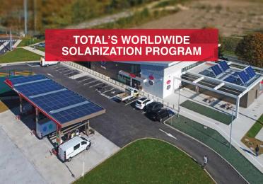 توتال تستخدم خبرتها لتركيب الألواح الشمسية في 5000 من محطات الخدمة الخاصة بها حول العالم.

