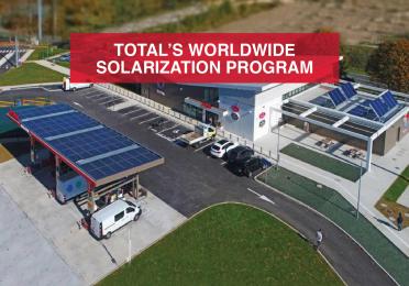 توتال تستخدم خبرتها لتركيب الألواح الشمسية في 5000 من محطات الخدمة الخاصة بها حول العالم.


