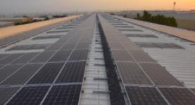 ألواح شمسية مثبتة على سطح مبنى الإمارات للزجاج في مجمع دبي للاستثمار ، دبي ، الإمارات العربية المتحدة.